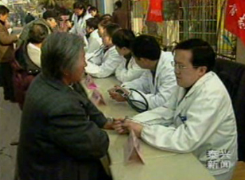 學(xué)雷鋒日:青年志愿者在行動(dòng)