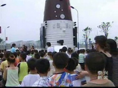 數(shù)千泰興市民與航天展品親密接觸