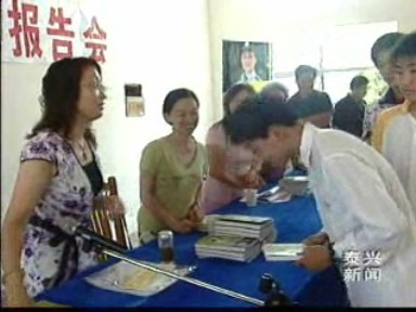 女作家韓青辰回家鄉(xiāng)贈(zèng)書