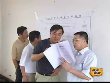 市領導下訪到曲霞 解決群眾關心問題