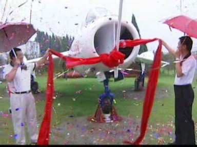 我市舉行殲--6飛機落戶暨國防圖片展揭幕儀式