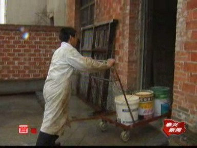 朱峰:身殘志堅養雞忙