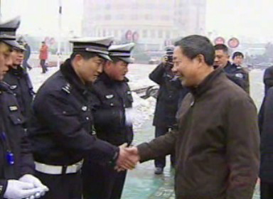 市領導慰問交警和交通系統干部職工