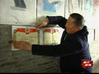 雙喜臨門樂開懷 喜報喜錢一起貼