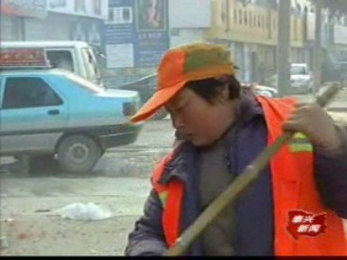 鞭炮灰飛煙滅 環衛工人清掃如新