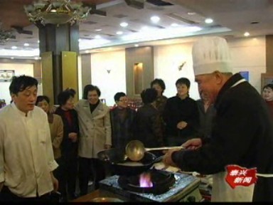 老年大學學員:學習烹飪秀廚藝