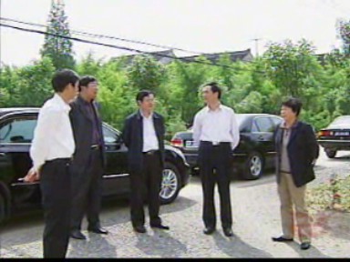 市領導調研曲霞鎮印達村新農村建設情況