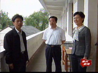 市領(lǐng)導(dǎo)檢查中考考場準(zhǔn)備工作