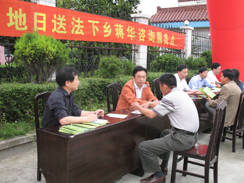 我市開展“6•25土地日”送法下鄉活動