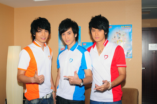 好男兒“兄弟聯(lián)”鼓樓廣場與市民共祝奧運