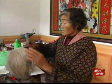 “花甲”兒媳細心照料“百歲”婆婆