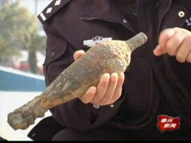 河邊摸田螺 撈出一炮彈