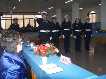 交巡警大隊(duì)新區(qū)中隊(duì)開展“加強(qiáng)作風(fēng)建設(shè)、提高執(zhí)法水平”暨“警營(yíng)開放”活動(dòng)