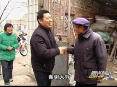 跟蹤報道:老人盼來失主 校服物歸原主