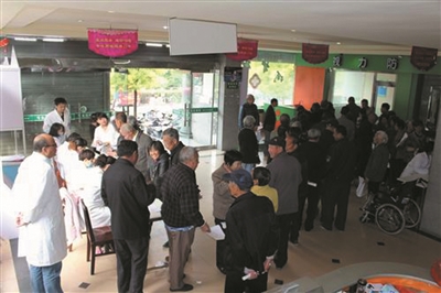 為更好地為黃橋老區(qū)廣大老年人提供基本健康服務,泰興市第二人民醫(yī)院從2016年5月中旬起對黃橋老鎮(zhèn)區(qū)65歲以上老年人,進行一次全面細致的免費健康體檢工作。