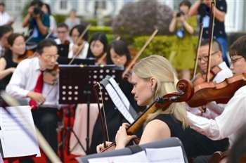 小提琴合奏。(駱忠明/攝)