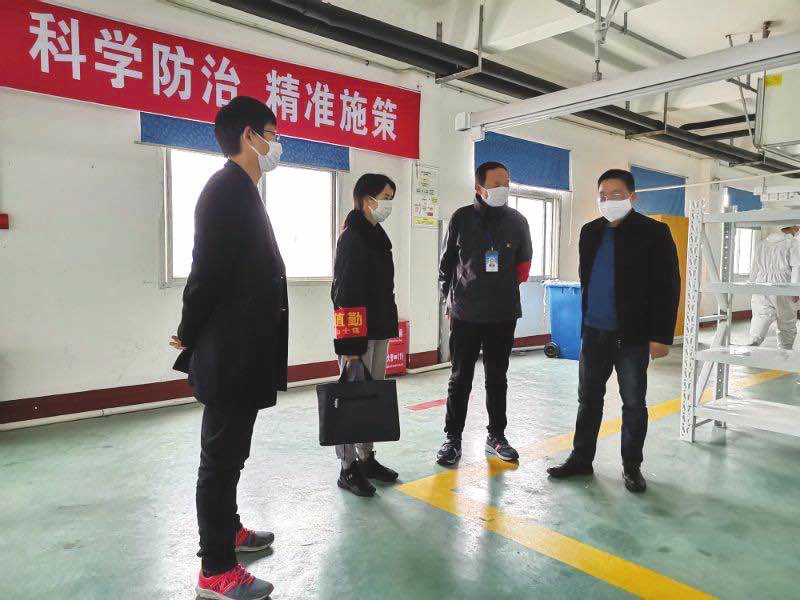 陶放奇和仙女鎮(zhèn)防疫指揮部人員、宜昌際華仙女服飾有限公司領導等現(xiàn)場商討改造方案。 照片由陶放奇提供 陶放奇和仙女鎮(zhèn)防疫指揮部人員、宜昌際華仙女服飾有限公司領導等現(xiàn)場商討改造方案。 照片由陶放奇提供