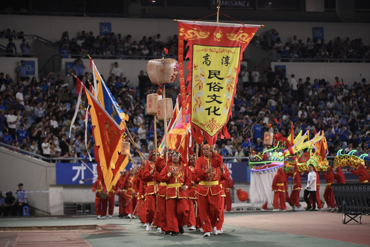 “蘇超”淘汰賽南京主場(chǎng)對(duì)陣連云港,賽前舉行當(dāng)?shù)孛袼孜幕寡荨⒔駭z
