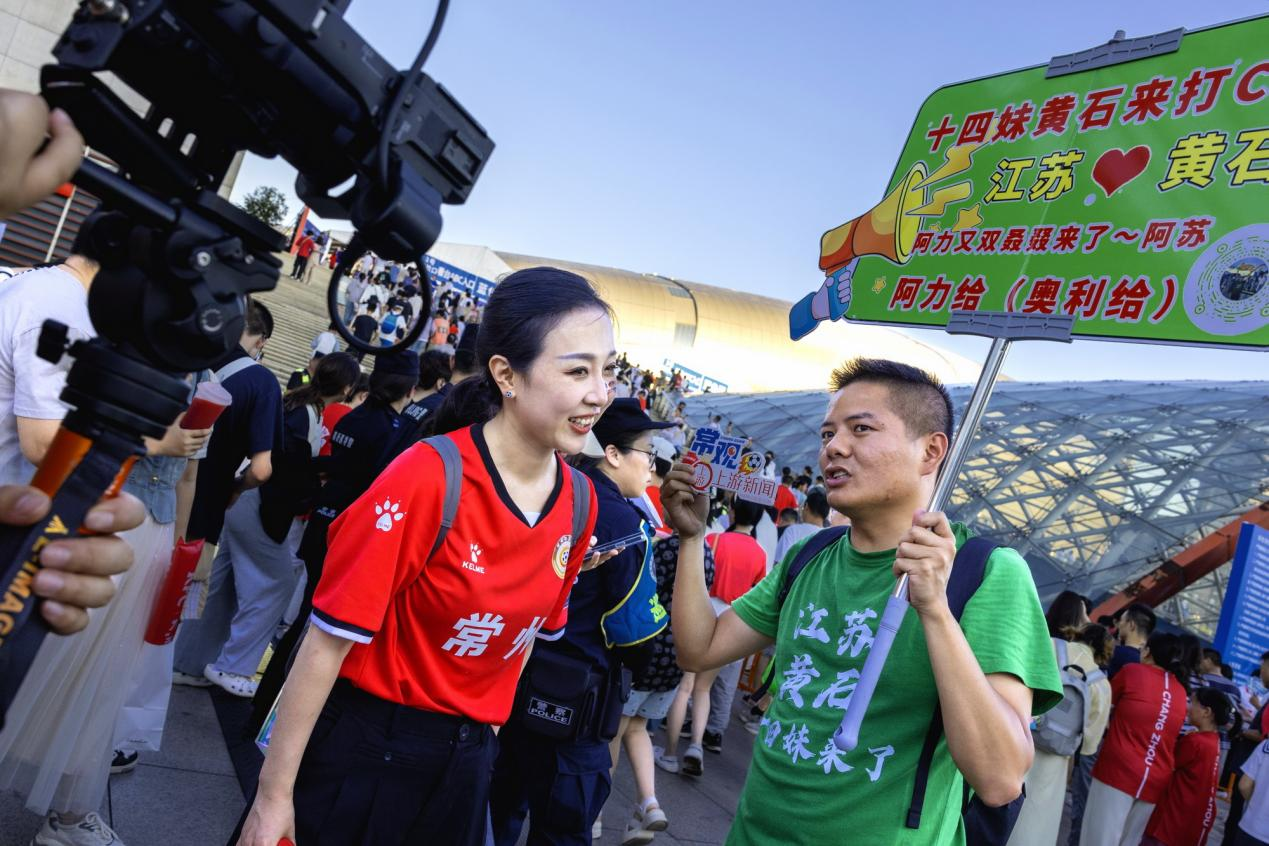 8月16日,常州主場(chǎng)對(duì)陣鎮(zhèn)江,來(lái)自湖北黃石的球迷來(lái)常州觀賽。沈立群攝