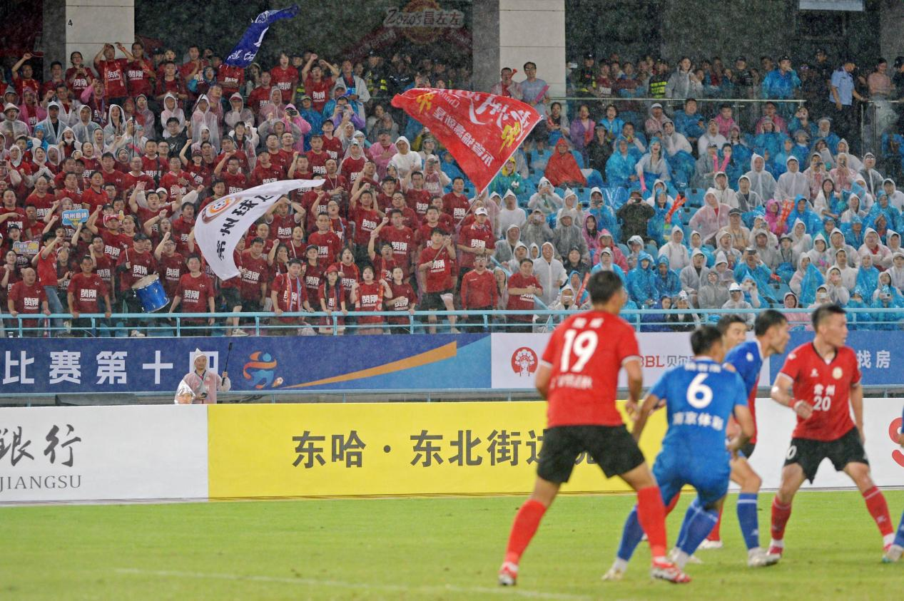 東哈·東北街邊燒烤店被網(wǎng)友調(diào)侃為常州賽區(qū)“最小牌”贊助商。常州市委宣傳部供圖