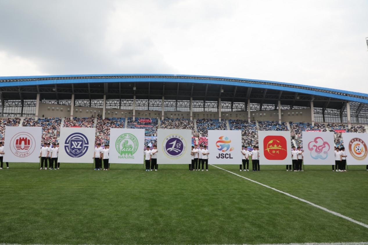 鎮(zhèn)江體育會展中心體育場,“蘇超”揭幕戰(zhàn)前“十三太保”隊(duì)徽展示。文雯攝