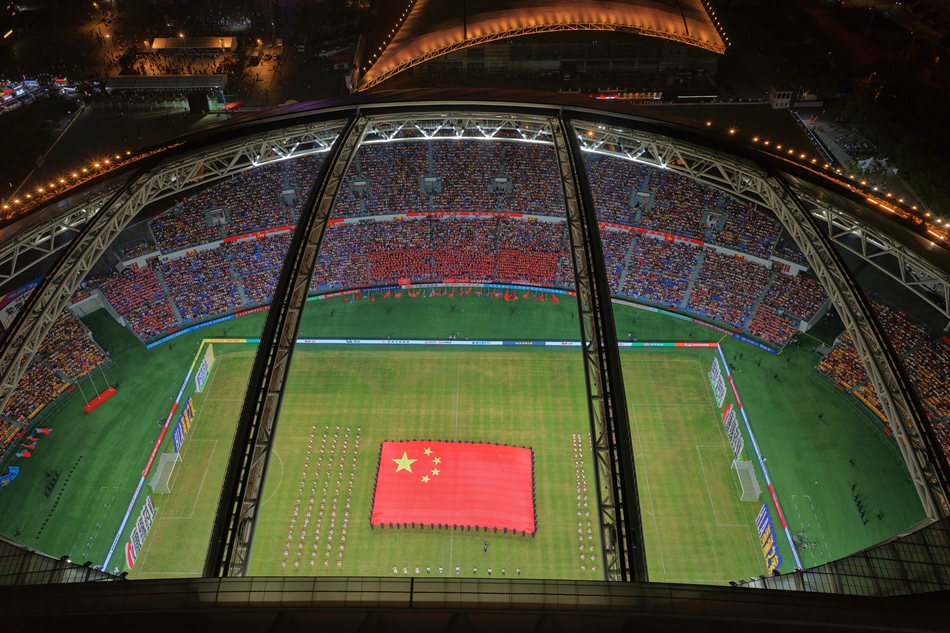 10月7日,“蘇超”淘汰賽1/4決賽南通隊(duì)主場對陣淮安隊(duì),南通體育會展中心頂蓋打開。許叢軍攝